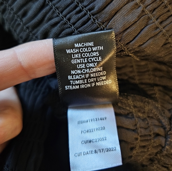 TORRID Womens Long Sleeve Velvet Smocked Blouson Sleeve Crop Top, Black - Picture 7 of 10